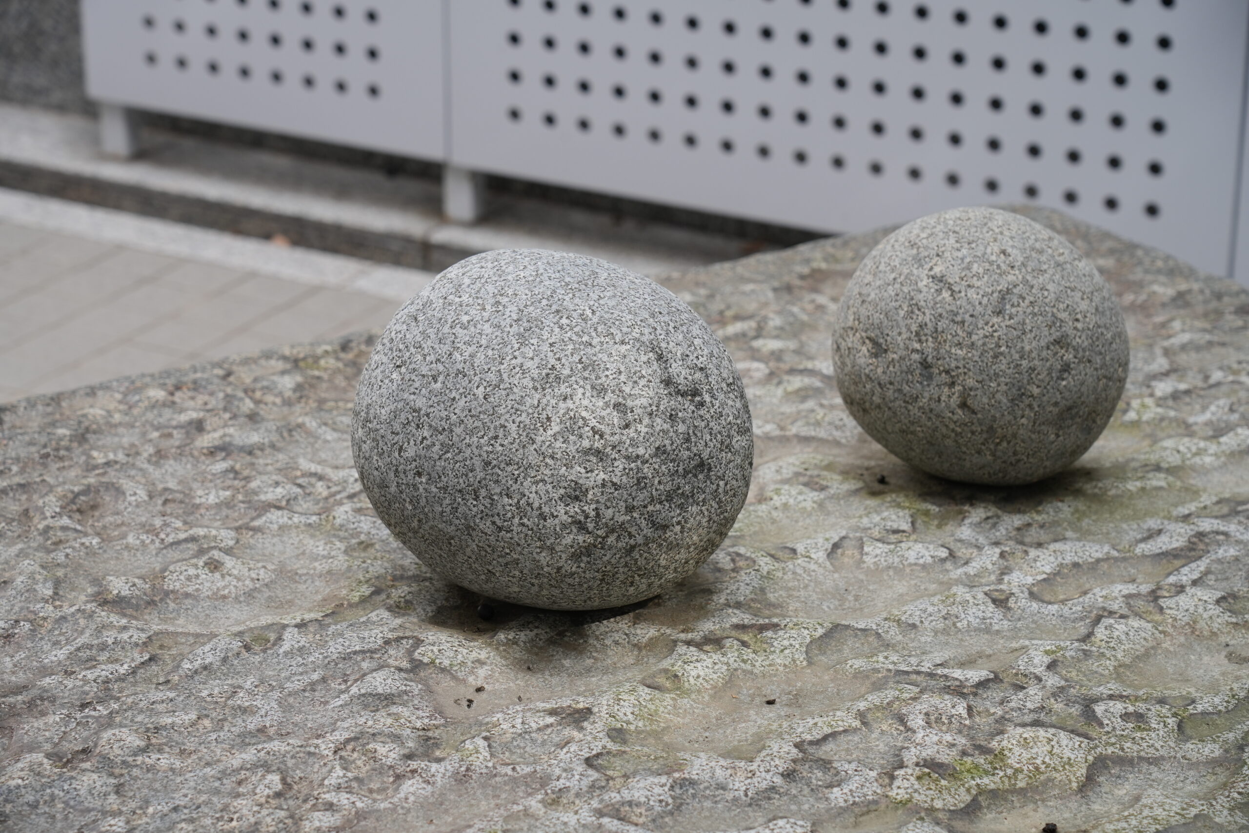 四角い石と丸い石たち｜コレクション｜広島市現代美術館 | Hiroshima MOCA